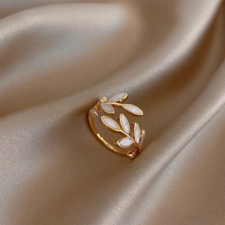 Hvid Opal Blad Justerbar Ring i Guld