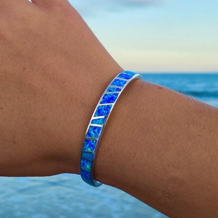 Armbånd med blå og sølvfarvet opal