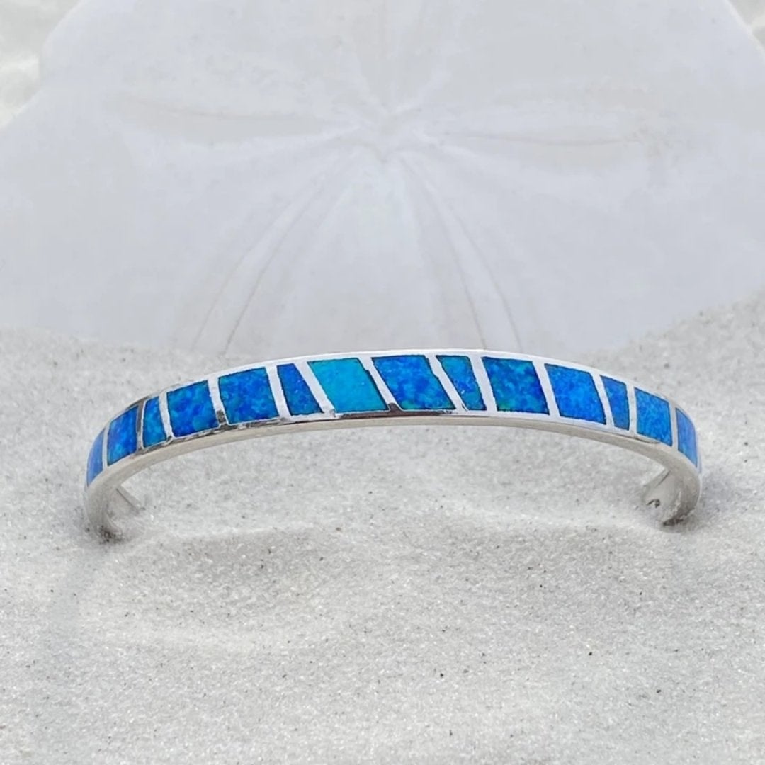 Armbånd med blå og sølvfarvet opal
