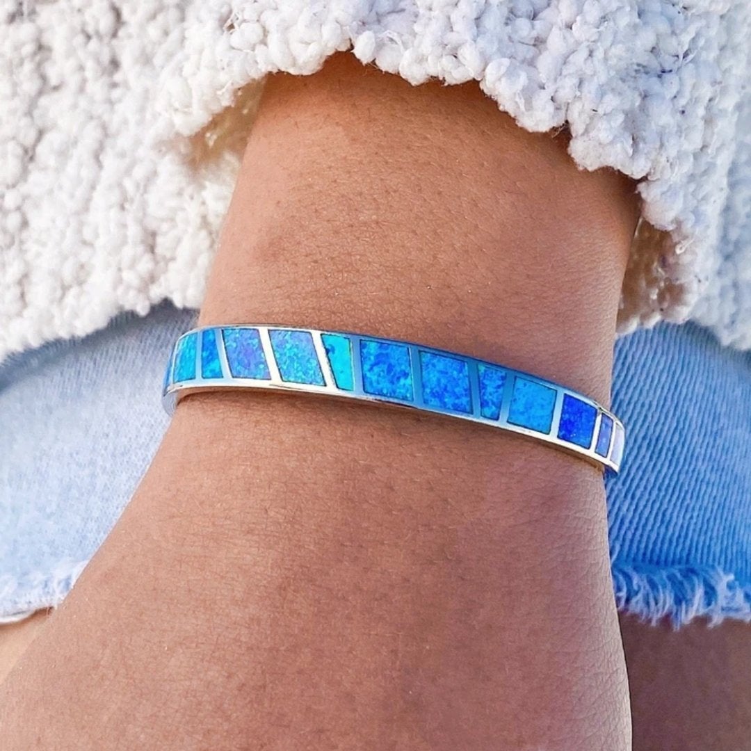 Armbånd med blå og sølvfarvet opal