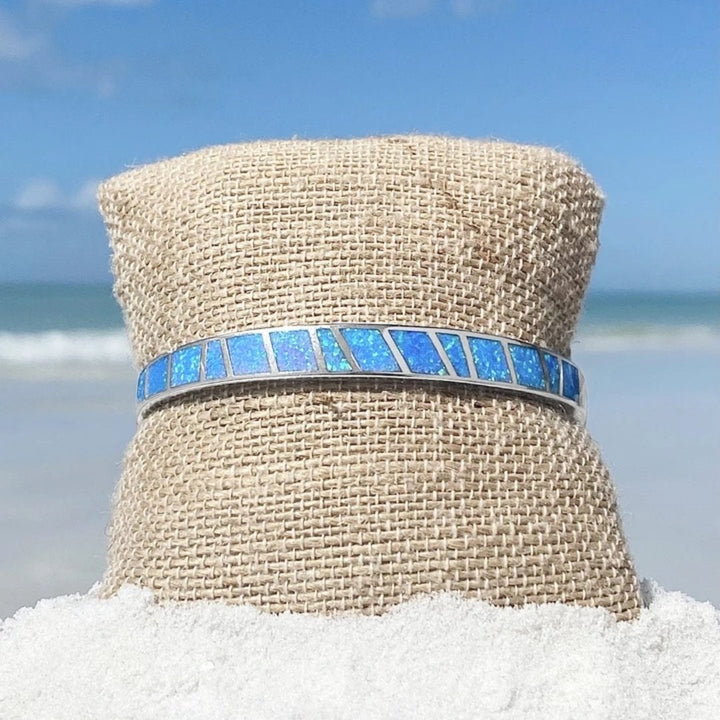 Armbånd med blå og sølvfarvet opal