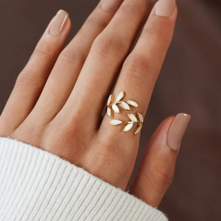 Elegant Hvid Opal Blad Ring