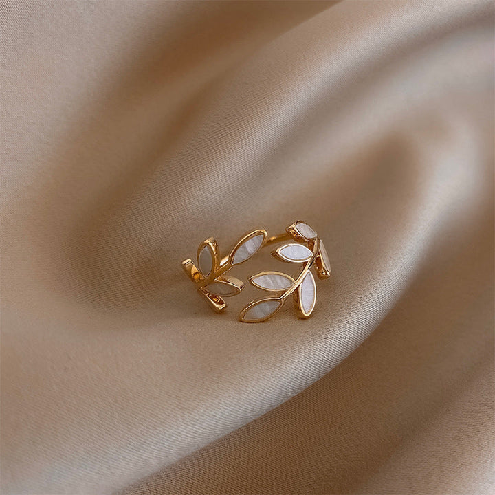 Elegant Hvid Opal Bladring