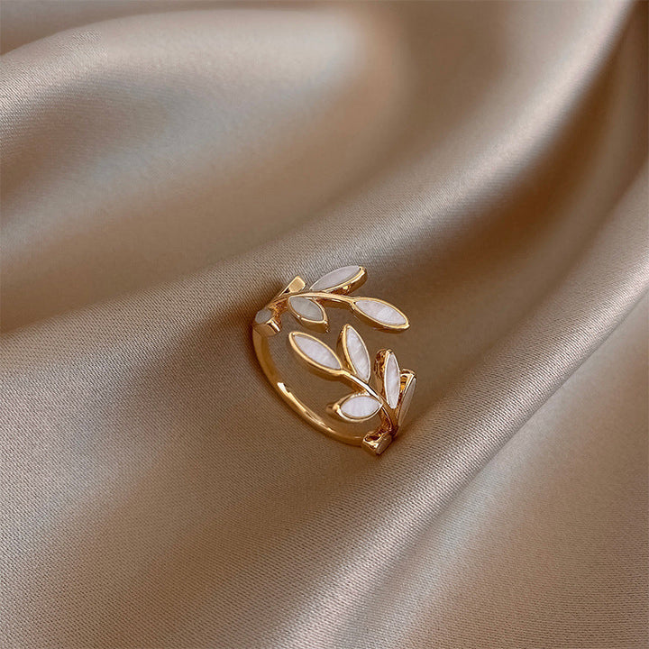 Elegant Hvid Opal Blad Ring
